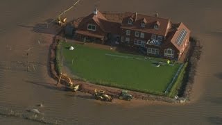 Floods in Somerset Island house as owner builds makeshift flood barricade [upl. by Nowaj531]